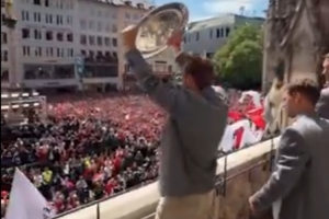 皇冠体育代理平台-凯恩举起沙拉盘接受球迷欢呼,拜仁官推:你跟这个冠军很配!