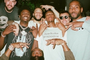 皇冠体育-哈登晒快船合照：团结一心 众志成城