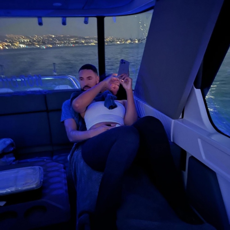 皇冠体育代理平台-这姿势！克莱晒出海照：我深信海洋能够治愈心灵、身体和灵魂