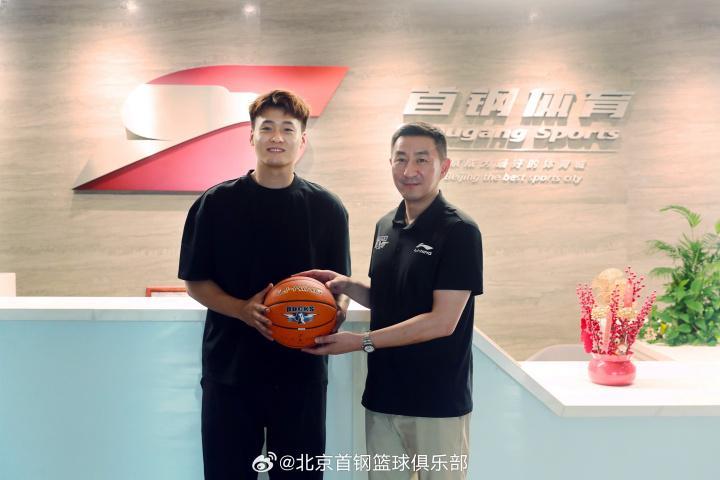 皇冠体育-北京男篮注册16人:赵睿3年C类合同加盟 方硕&翟晓川&丘天续约