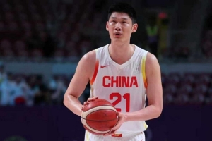 还是最稳的点！胡金秋半场5中5贡献12分&amp;抢下4个前场板