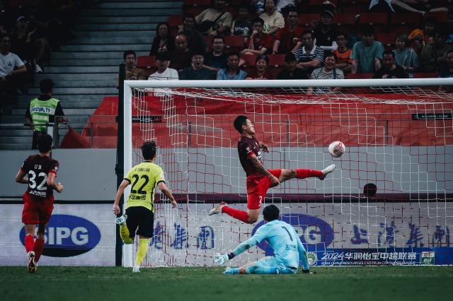 皇冠体育官网-决定冠军走势的解围！穆帅心有余悸盛赞李昂颜骏凌