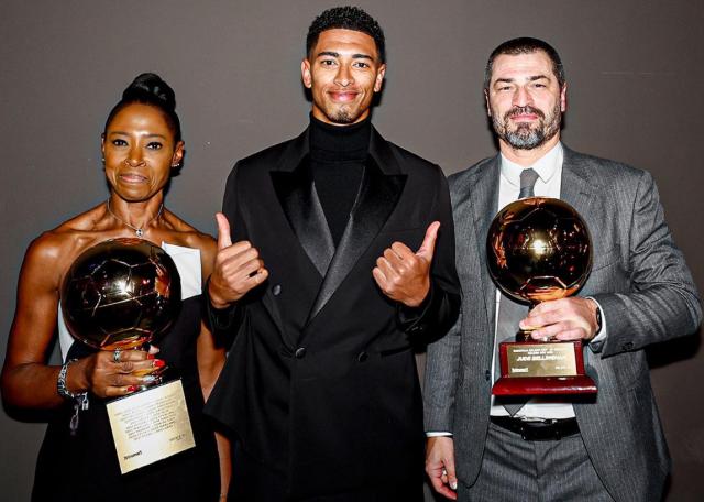 皇冠信用网-贝林厄姆领取金童奖奖杯，50名评委45人选他第1名