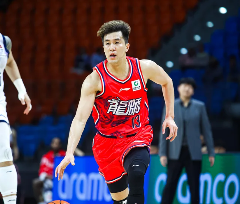 皇冠体育官网-郭艾伦被担架抬出场，或是生涯最后一战，球迷：不希望就此退役