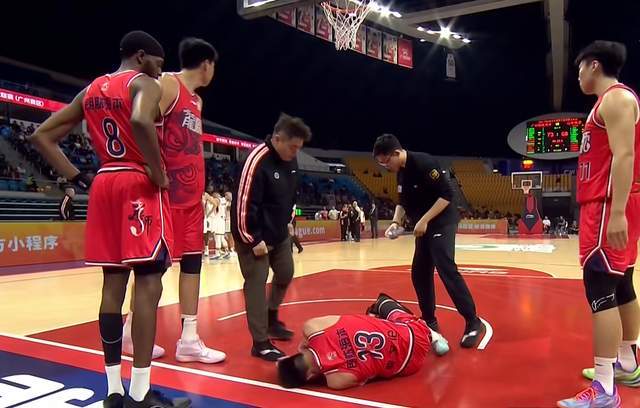 皇冠体育代理平台-噩梦！复出之战又受伤，郭艾伦膝盖受创，被担架抬出，或赛季报销
